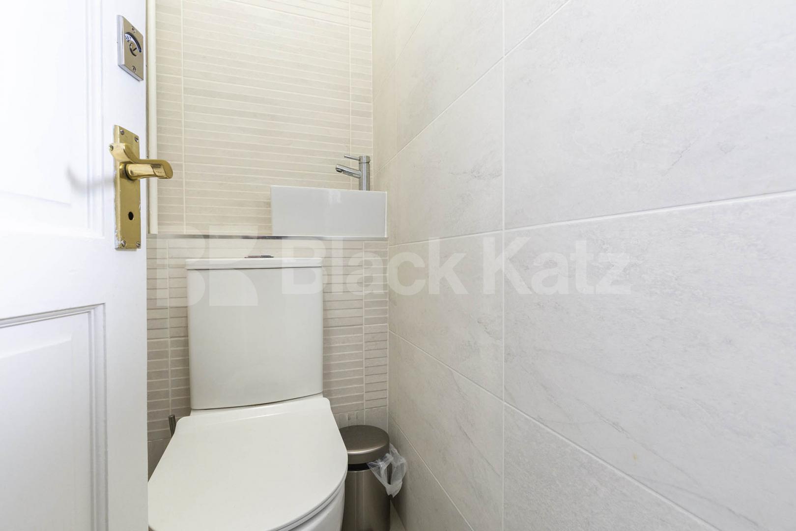 Recently refurbished three double bed flat mins to Tube & Regents Park Arlington Road , Camden